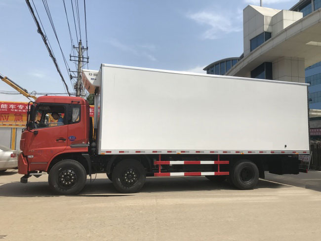 東風(fēng)天錦小三軸7.7米冷藏車 2.jpg